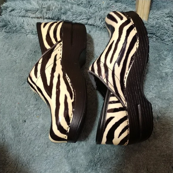 SOLD🦓🦓•Dansko🦓 Women's Clogs Size 37 Designer Zebra Stripes🦓 Patent Leather. - Picture 7 of 12